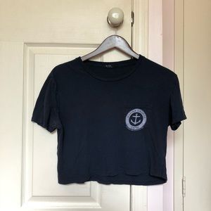 Crop top with small pocket and graphic